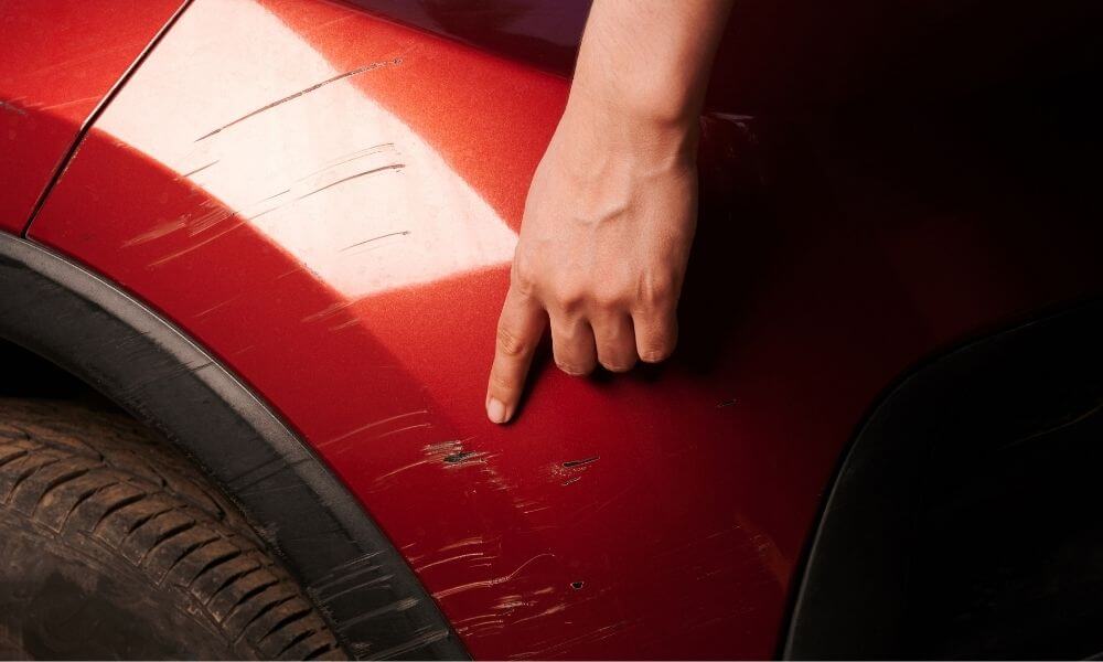 Cómo reparar los rayones en la pintura del auto?